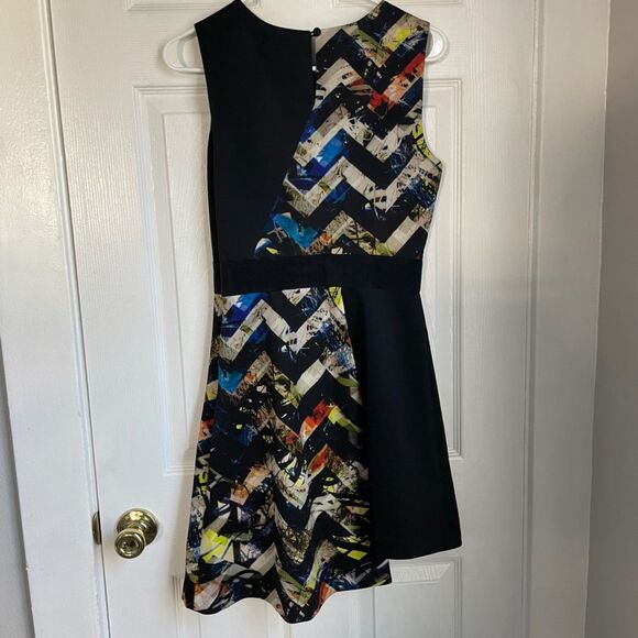 Milly Zig Zag Asymmetrical Print Dress size 4 - Picture 10 of 10